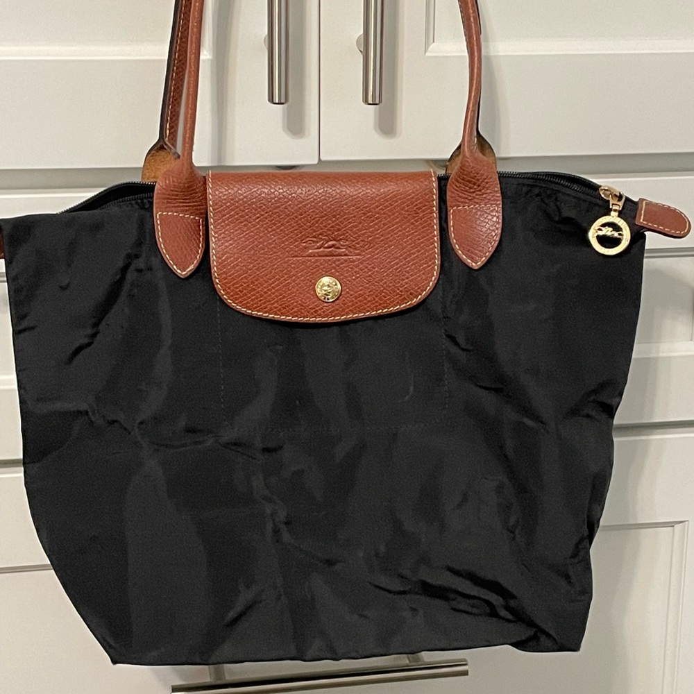 LONGCHAMP Le Pliage Tote black. Black, gold tone hardware and leather trim.